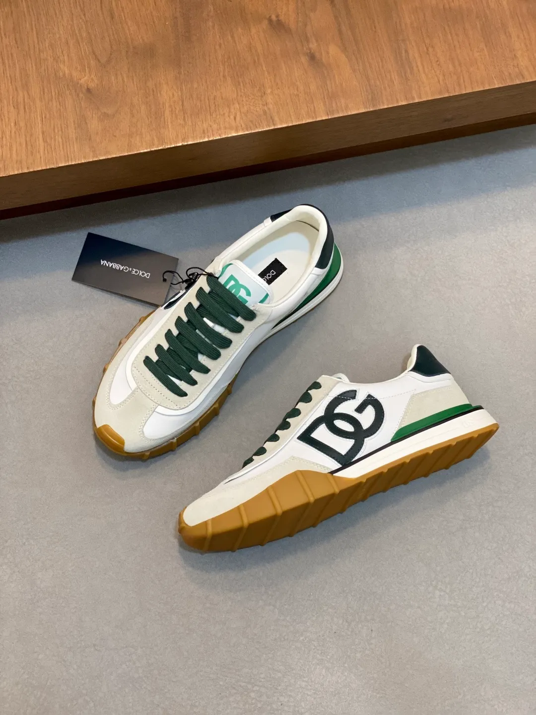 💰800 Dolce&Gabbana/Dolce & Gabbana men’s new casual sports shoes This sneaker is made of multiple materials. The nylon fabric upper is integrated with glossy leather, suede leather and rubber elements, and is decorated with reflective details. It has a silk-screen logo and a dual design of thick round and flat laces. It has a square toe, rubber foam midsole and gear pattern rubber composite sole decorated with the iconic "DG" logo. The shoe body is decorated with three-dimensional labels with the brand logo in many places. The style is fashionable and elegant, and the unique design is presented in a dazzling and modern new language. The fabric towel lining is paired with logo cowhide feet for a stylish and stylish look! Comes with a full set of packaging! Size: 39-40-41-42-43-44 leather shoe size (38/45 can be customized but does not support returns)